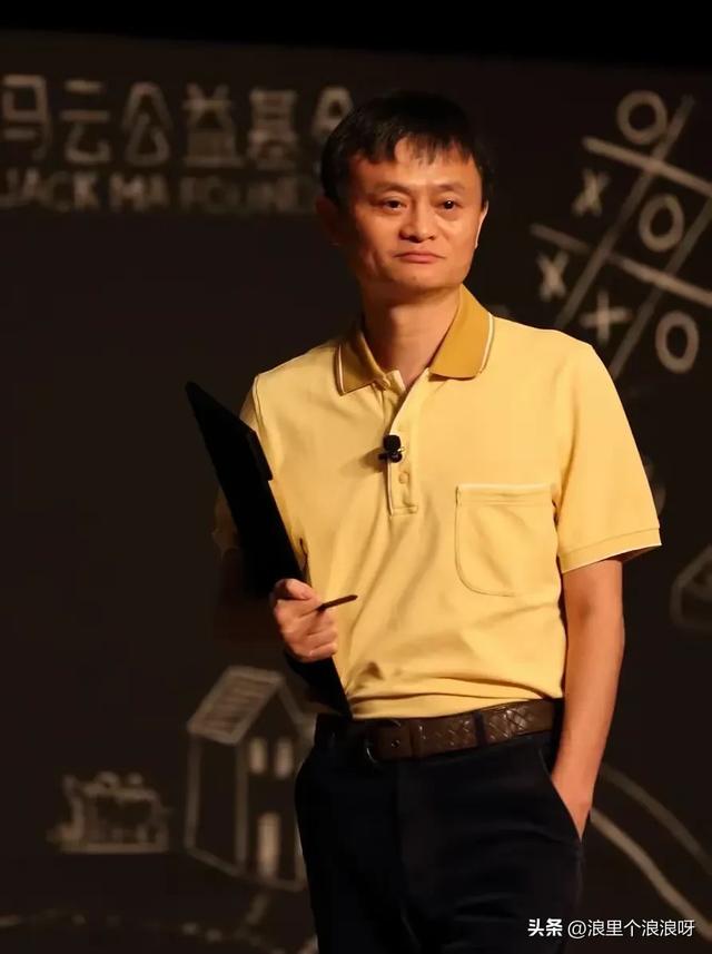 马云与妈妈的合照，照片中母子长的太像了，这脸型简直一模一样！