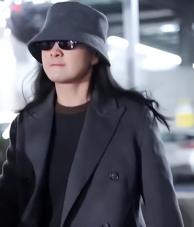 退出春晚解散公司，被“综艺”开除，44岁贾玲近况曝光，面相变了