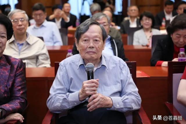 翁帆也没想到，丈夫杨振宁去世后，竟因生前一个举动再次口碑暴涨