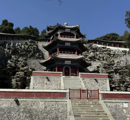 1949年，李克农进毛主席房间看了看床底，脸色大变拔枪就冲向寺庙