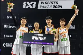 江苏运动员黄琨助力中国队三人篮球女子系列赛武汉站捧杯图片