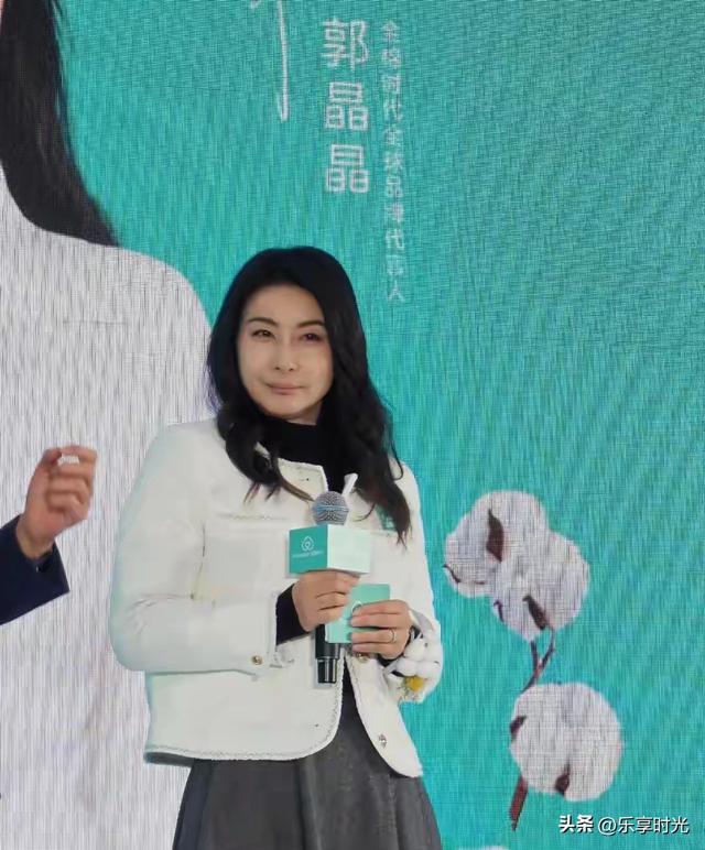 郭晶晶现身北京，穿小香风戴棉花手链和善大气	，素颜胖出双下巴