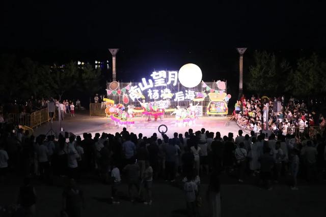 又“红”又“潮”！杨凌星空集市“点燃”渭河夏夜