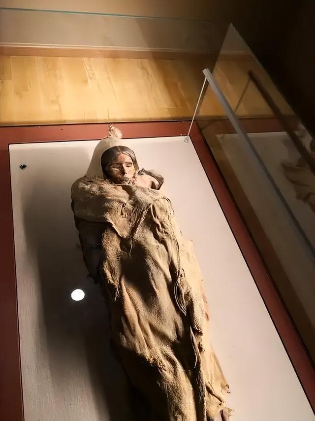 50人闯罗布泊4年！解密“大耳朵”“大洪水”，楼兰秘史曝光