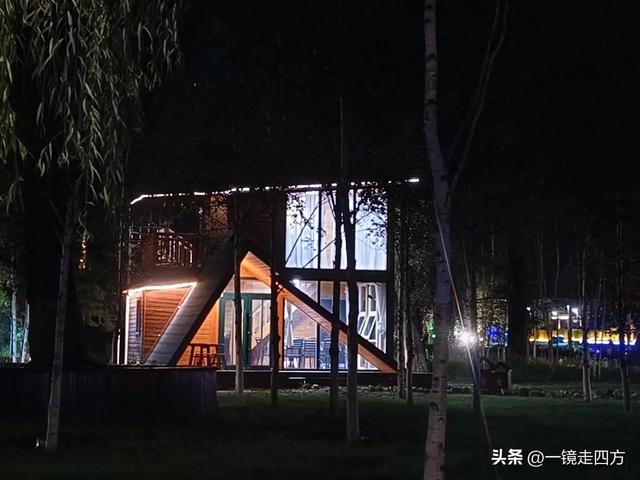 入夜，通化2021年打造的佟佳江旅游度假区灯光亮起，如梦似幻