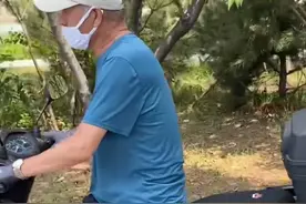 大爷街头望着女子偷偷脱裤做不雅行为，网友:好恶心图片