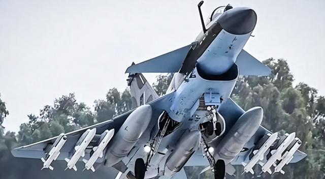 外媒称歼10C能挂鹰击21？中型战机扛重型导弹？不是想挂就能挂