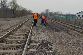 最苦，最累，最脏的活就是铁路公司工务段的工人们，维修工务人员图片