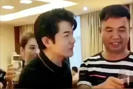 57岁郭富城安徽现身：拜见59岁岳父弯腰敬酒，与岳母亲戚开心聚餐图片