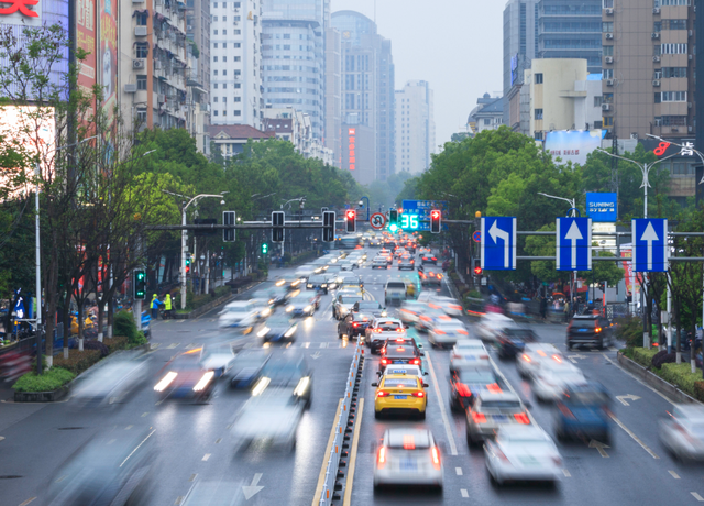 美国人评论亚洲街道：日本干净，印度脏乱，而中国只用4个字形容