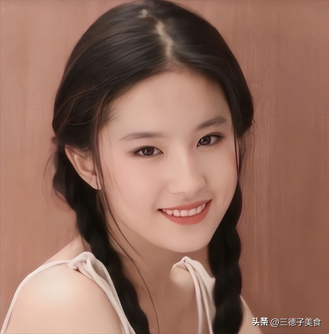 刘亦菲母亲刘晓莉：今66岁仍单身，身材傲人，长得比女儿还漂亮