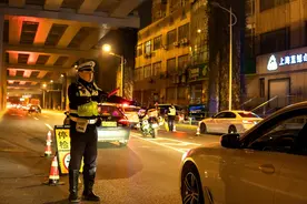 “教科书式”执法视频走红 “老娘舅”交警是这样炼成的图片