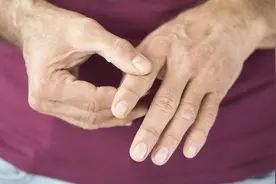 手指关节咔咔响是病吗？骨科医生：这种情况赶快就医图片