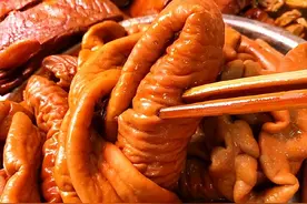 30年大厨教你“卤肥肠”的做法，比外面买的还好吃，附卤汁配方图片