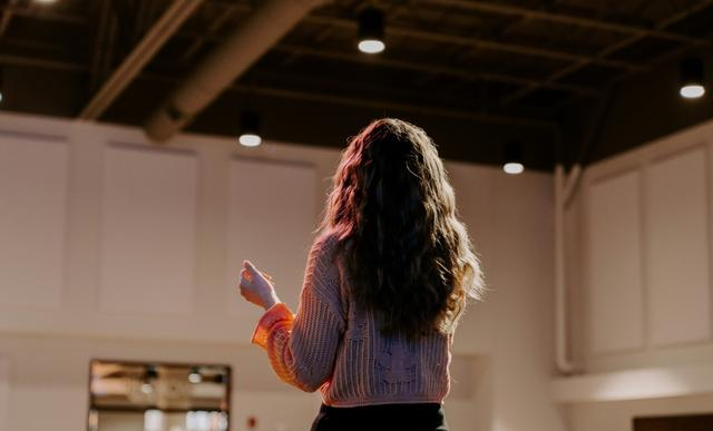 买了房子要装修，楼下有产后抑郁的女邻居不同意，怎么办？