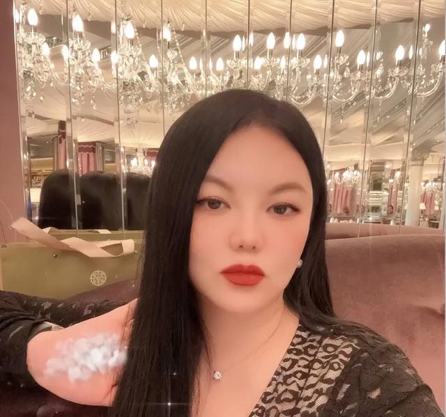 胃癌传闻真相大白半年	，49岁赵薇再迎坏消息，连累的何止闺蜜李湘