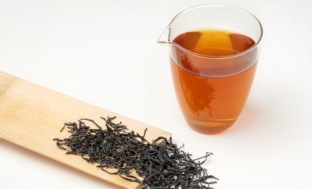 做事慌乱	，性格胆怯，眼神乱飘都是被严重打压过的痕迹