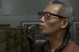 2011年，江西六旬老人把毒蛇驯得像亲儿子，靠独门手艺年赚1000万图片