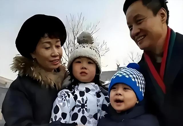 父亲是前外交部部长，妻子是阎维文女儿，他却靠自己实现“王炸”
