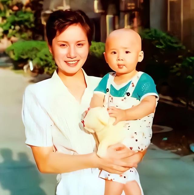 64岁徐俐晒北京小院	，和二婚丈夫住农村平房，院子大得能跑步