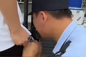 正能量！高考生裤子有金属不能入场，民警不惜一切，用牙咬掉拉链图片