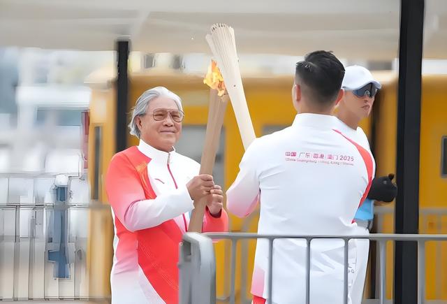 霍启刚也没想到，他79岁的父亲霍震霆，如今还能再为霍家“争光”