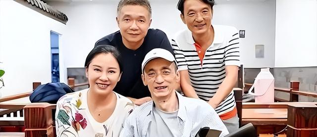 她是国家一级女演员，多次给坐轮椅丈夫戴绿帽，如今儿子也是演员