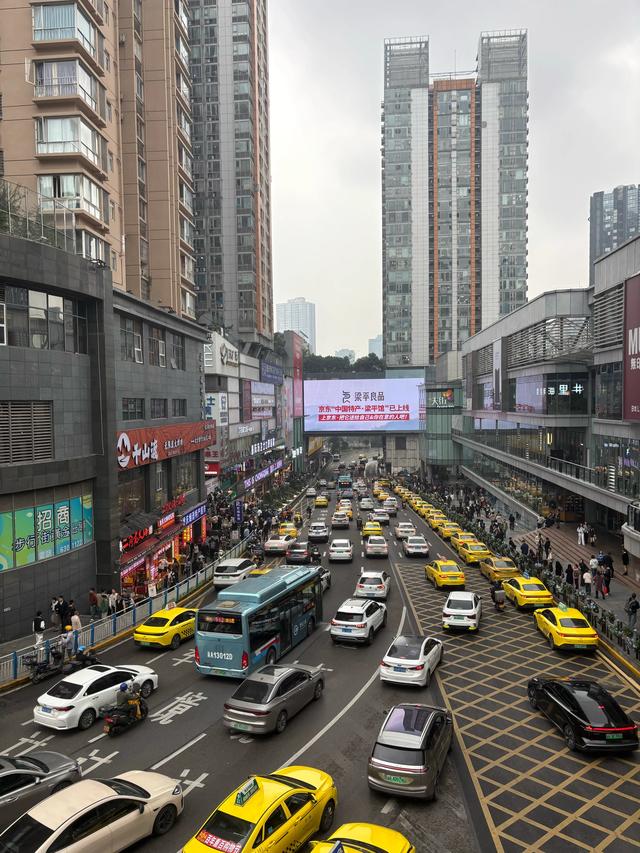 七律·穷游陪都观音桥自嘲