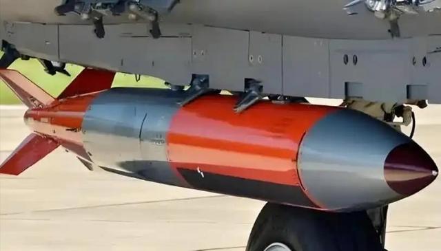 出大事！美国亮杀手锏：F-35搭载核弹起飞，毒刀已伸到中俄脖子下