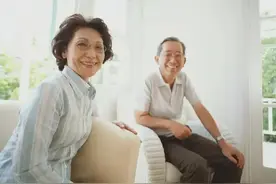 38岁男保姆：每天都要摸漂亮女雇主的玉足给她洗脚，怪不好意思的图片