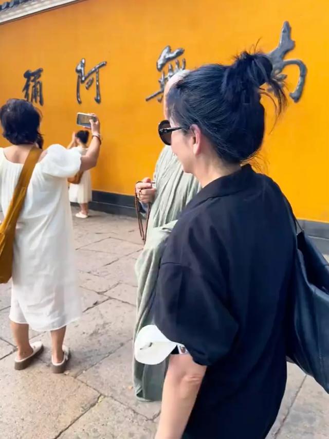 57岁邱淑贞游普陀山被偶遇，身材娇小苗条，打扮低调女神气质依然