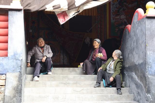 探秘中路藏寨：云端古寨的千年遗韵