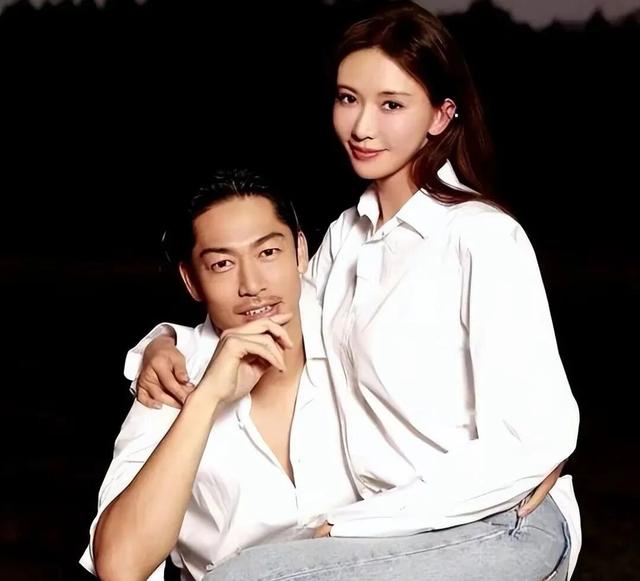 用力过猛！51岁林志玲打扮日系现身上海，女神还是“装嫩”？