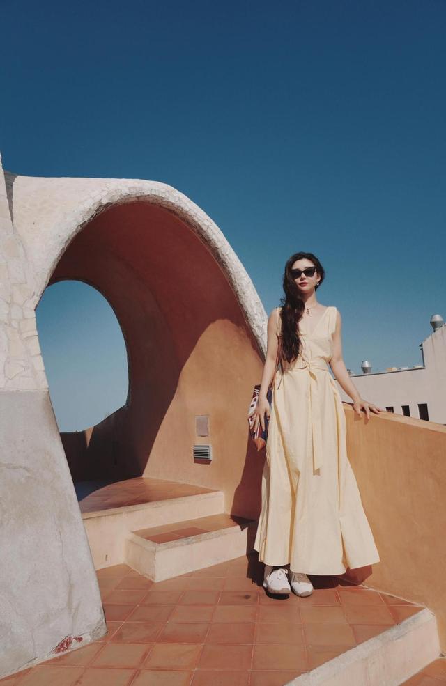 40岁李小萌太丰满，穿吊带裙都兜不住好身材，难怪直男都喜欢她