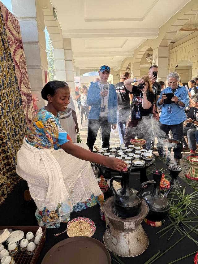 陈广明领取中国首个《联合国特别大师》证书