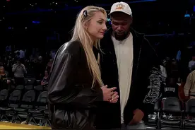 库里妹妹被杜兰特盯上了，两人交谈甚欢，杜兰特的眼睛不停打量！图片