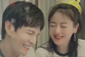 经超晒一家四口合照，20岁大女儿露正脸，与同母异父妹妹关系亲昵图片