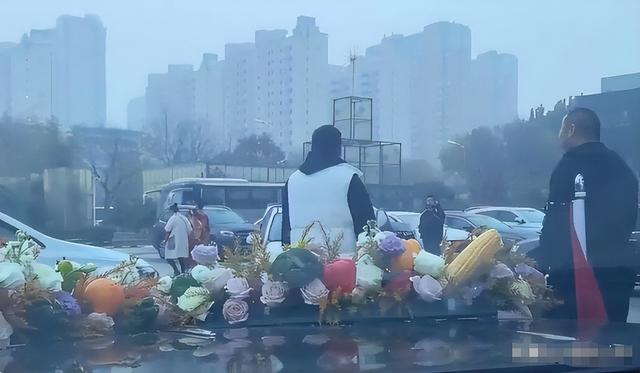 拦婚车要香烟后续，新娘被气哭，6人被警方处罚，网友拍手叫好，