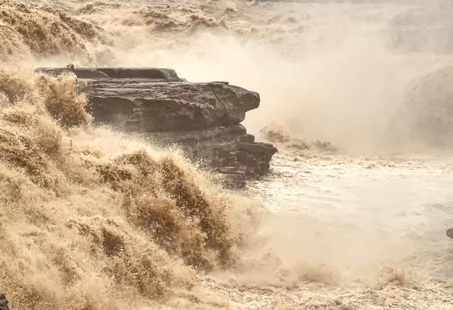 “黄河怒吼 薪火征程”第三届红色文化旅游发展交流主题在壶口举行