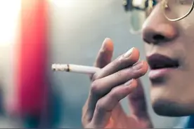 吓得我猛吸一口冷气！有研究说，抽烟会让大脑萎缩图片