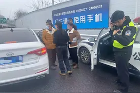 白血病男孩病情紧急，松江民警开道护送男孩去市中心就医图片