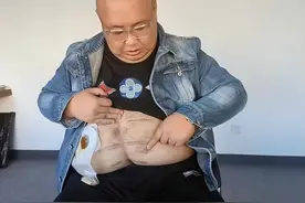 见义勇为被捅伤的“南京胖哥”命运多舛，女儿出生不久因心脏病去世，父亲查出食管癌已无法治疗图片