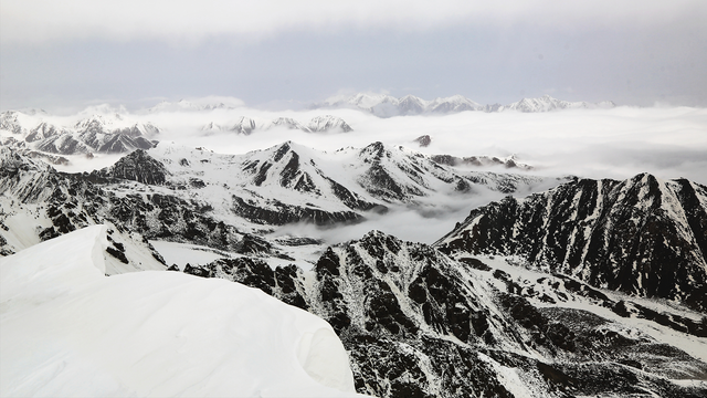 200多人徒步冷龙岭，有人高反有人失温被困雪山，最终结果如何？