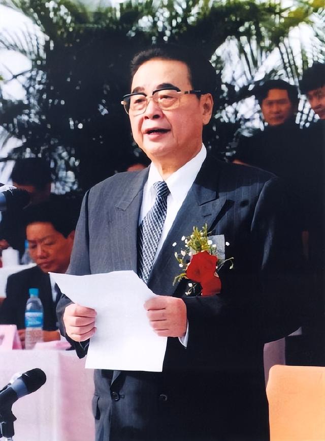 1965年，李鹏总理和两个儿子李小鹏、李小勇在北京，一张罕见合影