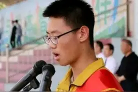 湖北天才常书杰被北大劝退后 ，复读成状元进清华，目前在北大直博图片