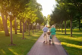 早起散步不如睡懒觉？医生提醒：年过65岁的老人，早上“4不做”图片