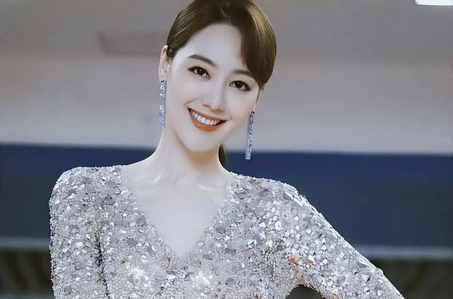 被央视“开除”， 私生活混乱，用陪睡上位，她身上哪个标签是真的