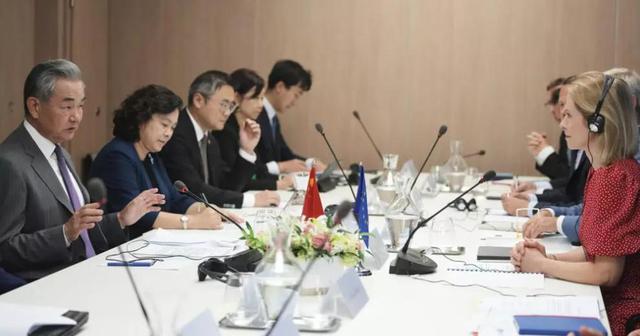 冯德莱恩刚进人民大会堂，美国传出新消息，川普想收手，来不及了