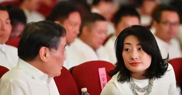 宗馥莉把亲叔整没电了。这出商界大戏可比电视剧带劲	。