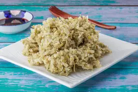 蒸槐花，切忌直接倒面粉，做好2步，清香松散，不沾不粘不成坨图片